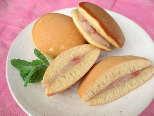 どら焼き(苺あん) どら焼き(苺あん)