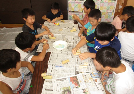 寒田小学校の子ども達の竹工作教室