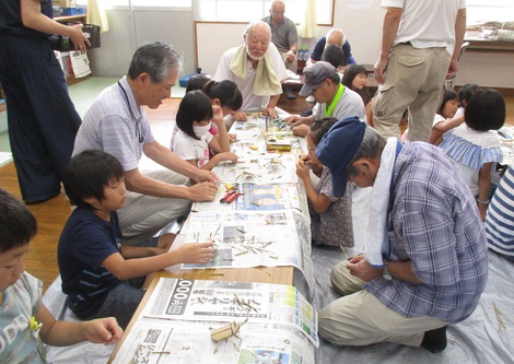 寒田小学校の子ども達の竹工作教室