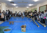 ミニ門松作りを指導する