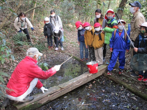 竹中小学校の子ども達が自然体験学習に来る