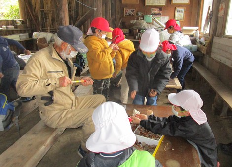 竹中小学校の子ども達が自然体験学習に来る