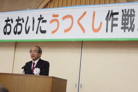 大分県知事から感謝状を贈呈される