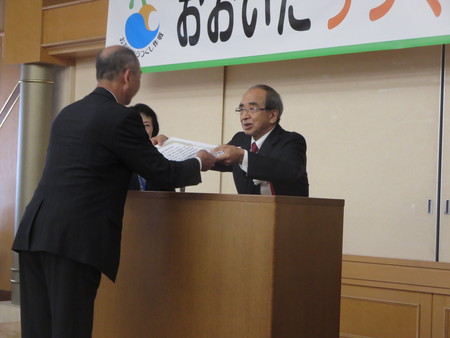 大分県知事から感謝状を贈呈される