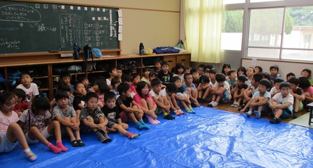 寒田小学校児童の水てっぽう作りを指導する
