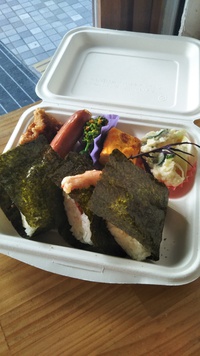おにぎり弁当