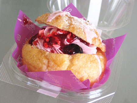 ミックスベリーのシュークリーム