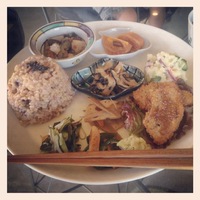 やさしい食事と空間のお店。