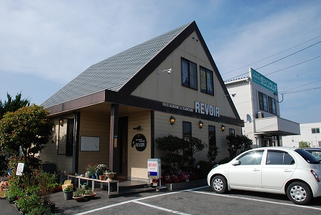 大分市坂ノ市 「歴史ある萬弘寺と喫茶 REVOIR」