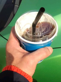 ストローを刺す派(=゜▽゜)です