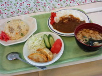 学食(o^∀^o)食べてます