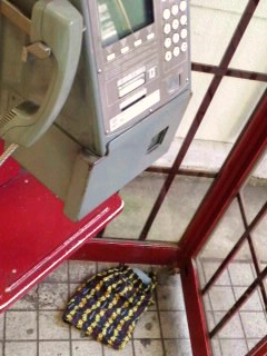 電話ボックスに有り得ないものが(／ロ゜)／落ちていた？