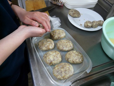 ななごん、コロッケを作る ななごん、コロッケを作る