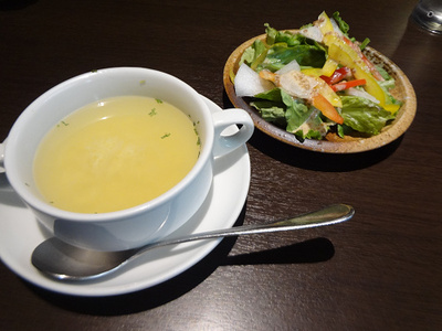 あれ？サラダがパンが・・。てんてけさんのランチ