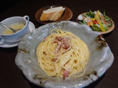 あれ？サラダがパンが・・。てんてけさんのランチ
