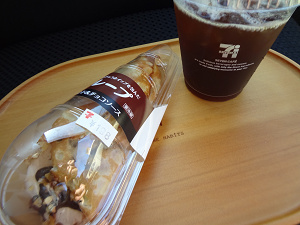 たっぷりとチョコホイップを包んだクレープ アーモンド＆チョコソース