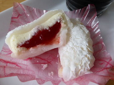 おもちで包んだ苺レアチーズ
