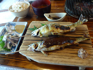 鮎の里☆舟で料理が流れてきます