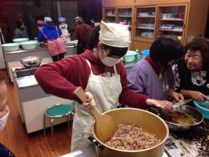 かしわ飯の具を炒める私 かしわ飯の具を炒める私