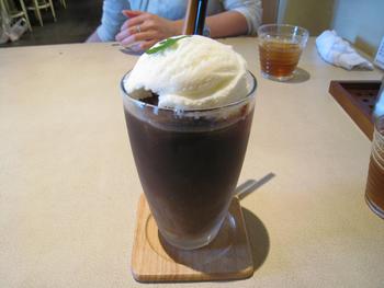 府内のカフェでデート