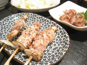 女２人、焼き鳥とビールで夕涼み