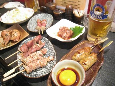 女２人、焼き鳥とビールで夕涼み