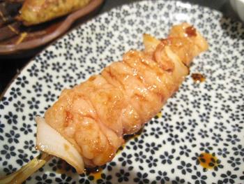 女２人、焼き鳥とビールで夕涼み