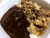 黒カレー。コッペパン。THE Chocolate。プリンタルト。