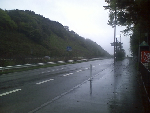 雨降りトンネルの外