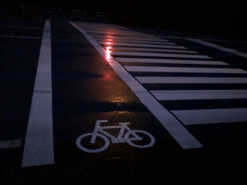雨の中の自転車de信号待ち