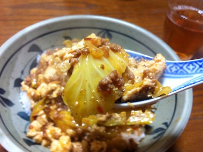寒い日に麻婆キャベツ。