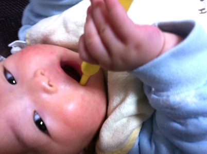 歯磨いてます。本読んでます。