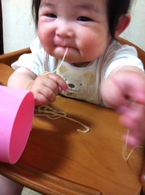 赤ちゃんらしい食べ方。