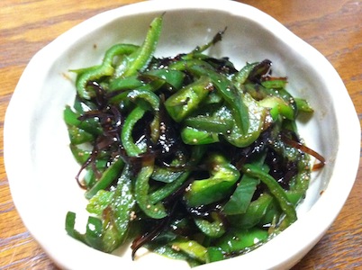 ひじきごはんとピーマン昆布。