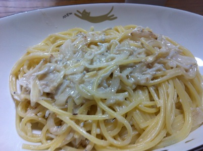 クリームソースのパスタ二種、ロールキャベツ。