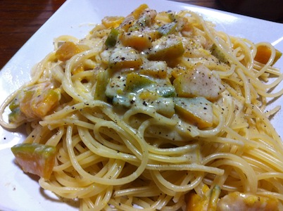 クリームソースのパスタ二種、ロールキャベツ。