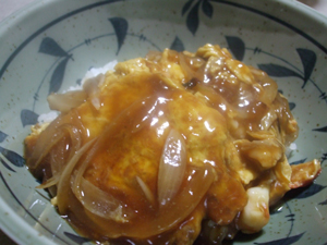 天津飯は茶色でしょう。