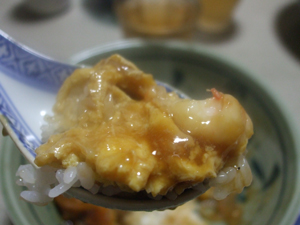 天津飯は茶色でしょう。
