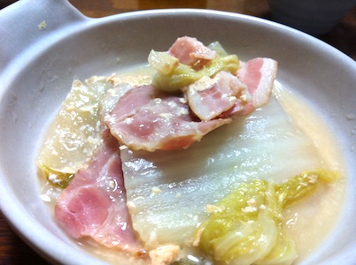 白菜とベーコンの重ね蒸し煮、酒粕入り。