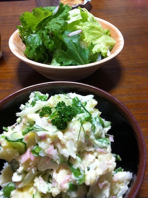 わさび菜のサラダと、春のポテサラ。