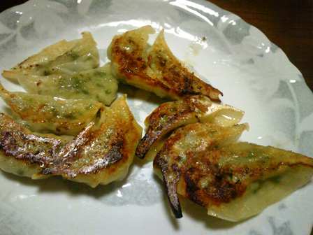 意を決して台所に立ち、餃子を焼く。