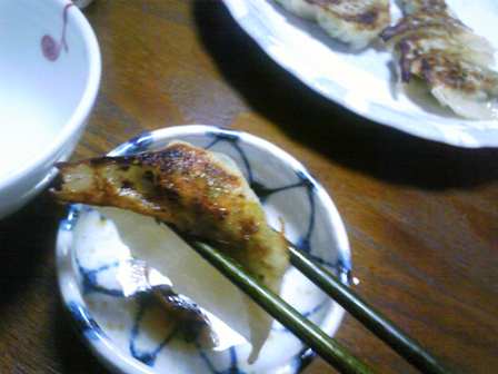 意を決して台所に立ち、餃子を焼く。