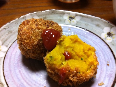 丸い揚げ物と柿なます。