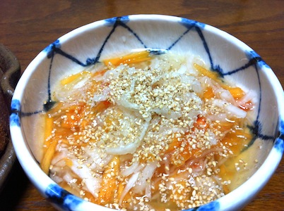 丸い揚げ物と柿なます。
