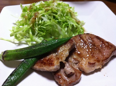 豚肩ロースを焼く。
