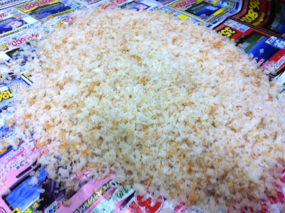 高級パンで生パン粉を作る。