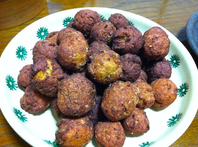 丸い揚げ物と柿なます。