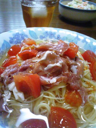 和風だしのカペッリーニ。イタリア土産の生ハムを添えて。
