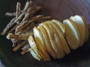 夏野菜を煮て、イモ掘りのお土産を揚げて。