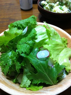 わさび菜のサラダと、春のポテサラ。